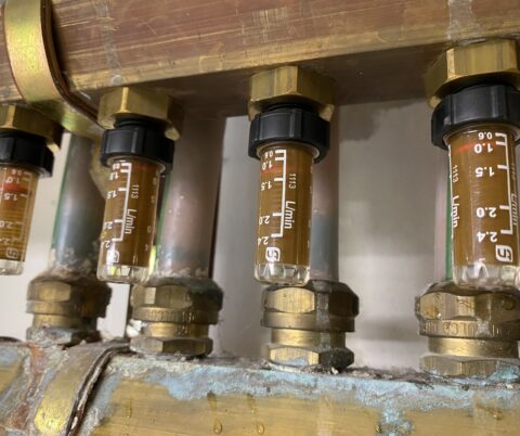 Heizungsanlage mit verschlammten Leitungen und Verteiler zur Reinigung mit chemischem und mechanischem Verfahren